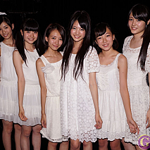 夢みるアドレセンス 左から小林玲・岡美咲・荻野可鈴・志田友美・京佳・山田朱莉