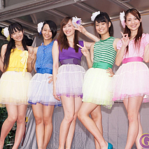 ラッキーカラーズ 左からALISA・MIINA・MIKU・KANON・EMIKA