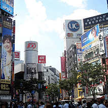 渋谷の街に前田敦子のビルボードが出現