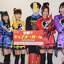 左から佐武宇綺・村田寛奈・川島海荷・キョンシー・吉井香奈恵・西脇彩華