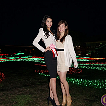 東京タワーアンバサダー 吉松育美(左)・マザー牧場2012イメージガール ALISA(右)