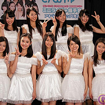 「さんみゅ～」（前列左から野田真実・中山冴恵・木下綾菜・長谷川怜華・新原聖生、後列左から京極友香・西園みすず・山内遥・小林弥生）