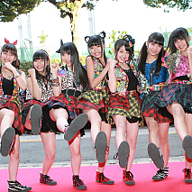 アイドル戦国時代に殴り込みキックをするCheeky Paradeの9人。左から渡辺亜紗美・関根優那・島崎莉乃・鈴木友梨耶・溝呂木世蘭・山本真凜・永井日菜・小鷹狩百花・鈴木真梨耶