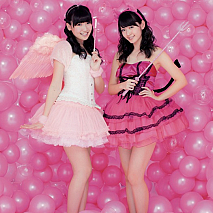 「週刊ビッグコミックスピリッツ」2月9日発売号でグラビア対決を行うSUPER☆GiRLS 前島亜美(左)と℃-ute 鈴木愛理