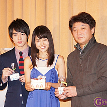 左から上遠野太洸・有村架純・雑賀俊郎監督