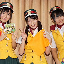 ステーション♪ 左から三江彩花・加藤一華・千葉奈々希