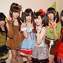 OZ 左から鈴村愛理・佐藤七彩・日向夕奈・星愛奈・結城める・朝倉彩花