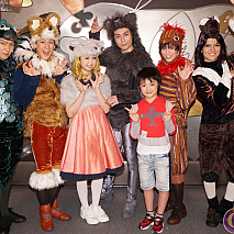 左から佑太・小野田龍之介・小川真奈・大山真志・平松來馬・内藤大希・齋藤ヤスカ