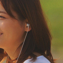 フリーアナウンサーの青木裕子さんが出演したコラボムービー場面カット