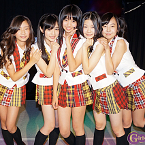 つりビット 左から竹内夏紀・安藤咲桜・聞間彩・長谷川瑞・小西杏優