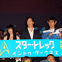 左から栗山千明、ベネディクト・カンバーバッチ、田中直樹