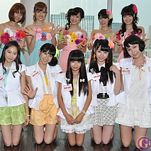 アイドリング!!! 左上から遠藤舞・菊地亜美・橋本楓・伊藤祐奈・石田佳蓮、左下から古橋舞悠・関谷真由・橋本瑠果・佐藤麗奈・佐藤ミケーラ倭子