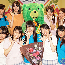 制服向上委員会 左上から森朱里・橋本美香・ゼロノミクマ・齋藤優里彩・池田伶奈、左下から齋藤乃愛・清水花梨・香取優花・小川杏奈・相澤美沙希