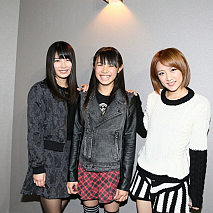 左から横山由依、西山怜那、高橋みなみ ※AKB48チームA (C)AKS