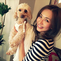 受賞した優木まおみさんと愛犬