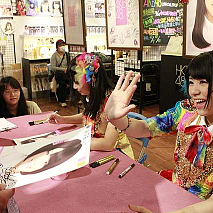 左から柴田阿弥、梅本まどか (C)AKS