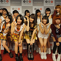 前列左から 傳谷英里香（ベイビーレイズ）、高見奈央（ベイビーレイズ）、伊藤祐奈（アイドリング!!!）、野田真実（さんみゅ～）、ハイジャン（ウェザーガールズ） ・後列左から 大矢梨華子（ベイビーレイズ）、林愛夏（ベイビーレイズ）、京極友香（さんみゅ～）、西園みすず（さんみゅ～）、山内遥（さんみゅ～）、ユミ （ウェ ザーガールズ）