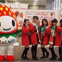 「トチゴくん」と「とちおとめ25」(左から：まお、やよい、あい、かりん、ゆりか)