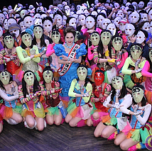 デヴィ夫人 仮面女子応援団長就任イベントより