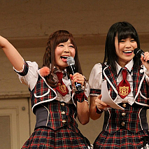 『つんつべ♂プレゼンツ！調子ブッコキ祭り2014春～バクステ深夜営業中★番外編スペシャル！～』より (左から)亀戸えり、広沢麻衣