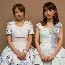 左から高橋みなみ、大島優子 (C)AKS