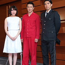 左から村川絵梨・中村獅童・片桐仁(ラーメンズ)