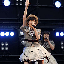 AKB48『ハート・エレキ』全国握手会イベントより (C)AKS