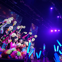 仮面女子 新曲「LOVE is ALL」を披露