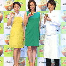 瀬戸朝香(中央)