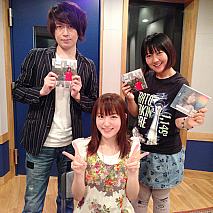 左から志倉千代丸、小松未可子、桃井はるこ