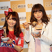 2014年度納豆クイーン 左から桃瀬美咲・尾島知佳