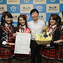 JKT48メンバーと伊原木岡山県知事 (C)JKT48project
