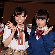 片山陽加(左)、西条美咲(右)