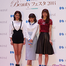 E-girls 左から楓・鷲尾伶菜・佐藤晴美