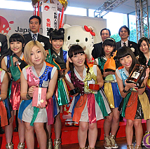 Cheeky Parade(手前)