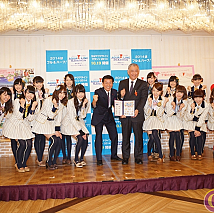 オリジナルフレーム切手『千葉県出身AKB48グループメンバーとめぐる千葉の名所』贈呈式より