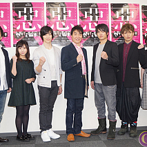 左から岡本貴也・川上ジュリア・青柳塁斗・羽場裕一・高岡奏輔・陳内将・西丸優子