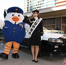 一日警察署長を務めた小池里奈