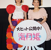 能年玲奈(左)・篠原ともえ(右)