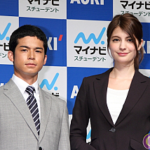 菅谷哲也(左)・マギー(右)