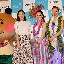 左からフラおじさん・蒼井優・フラガール