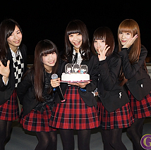 夢みるアドレセンス 左から小林玲・志田友美・荻野可鈴・京佳・小林玲