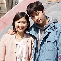 大野いと(左)・チャンソン(右)