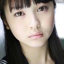 浜辺美波ファースト写真集『瞬間』表紙