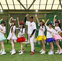 左から緒方真優・長谷川愛里・其原有沙・岡本和真選手・田尻あやめ・相原まり・高橋優里花