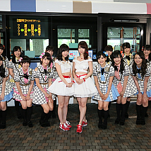 AKB48 選抜総選挙会場行き臨時バス 行先案内LED「AKB48 総選挙ver」お披露目より (C)AKS