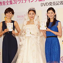 左から田丸麻紀・水沢エレナ・佐藤藍子