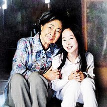 中村玉緒(左)・本田望結(右) (C)2015『ポプラの秋』製作委員会