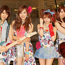 LoVendoЯ 左から魚住有希・岡田万里奈・田中れいな・宮澤茉凜