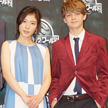 松岡茉優(左)、タイ・シンプキンス(右)